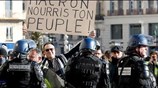 Πολιτική απάντηση ετοιμάζεται να δώσει ο Μακρόν στα Κίτρινα Γιλέκα