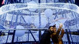 Φωταγωγήθηκε το χριστουγεννιάτικο δέντρο στο Σύνταγμα