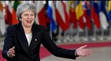Brexit: Η Τερέζα Μέι με την πλάτη στο... τείχος των Βρυξελλών