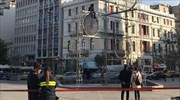 Ομόνοια: Άνδρας απειλεί να πέσει στο κενό από το γλυπτό