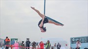Διαγωνισμός pole dancing... υπό το μηδέν