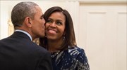 To χριστουγεννιάτικο... φιλί του Ομπάμα στη σύζυγό του