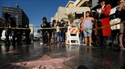 Ένας αγκυλωτός σταυρός πάνω στο αστέρι του Τραμπ