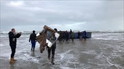 Ξεβράζονται εμπορευματοκιβώτια στις ακτές της Ολλανδίας