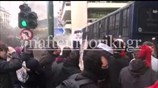Διαδηλωτές προσπάθησαν να αναποδογυρίσουν κλούβες
