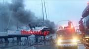 Πάτρα: Υπό μερικό έλεγχο η φωτιά σε δύο ανελκυσμένα σκάφη