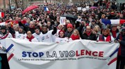 Γαλλία: Στους δρόμους και τα «κόκκινα φουλάρια»