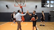 Τρίποντο Μητσοτάκη σε αγώνα μπάσκετ
