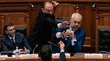 Κοινοβουλευτική συνεδρίαση με πολλά... μελανά σημεία
