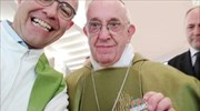 Καρφίτσα που γράφει «να ανοίξουμε τα λιμάνια» φοράει ο Πάπας Φραγκίσκος