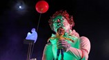 Ο Μακρόν στα χέρια του Pennywise Τραμπ