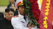 Βιετνάμ: Υποκλίθηκε στον Χο Τσι Μινχ και αναχώρησε ο Κιμ
