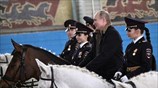 Ο Πούτιν γιορτάζει την Ημέρα της Γυναίκας... ιππεύοντας