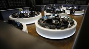 Κοκτέιλ αρνητικών ειδήσεων «κοκκινίζει» τις ευρωπαϊκές αγορές