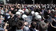 Σερβία: Σε κλοιό διαδηλωτών στο προεδρικό μέγαρο ο Βούτσιτς