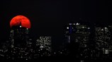 Κόκκινο φεγγάρι στο Παρίσι