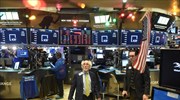 Στη Wall Street η «σκυτάλη» των ρευστοποιήσεων- ποιους πληγώνουν οι απειλές Τραμπ