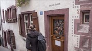 Το πιο μικρό μουσείο στην Ελβετία είναι ένα παράθυρο σε σπίτι 600 ετών