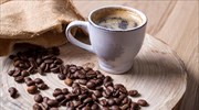 Η μείωση του ΦΠΑ στην εστίαση δεν αφορά καφέ, ροφήματα