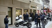 Επίθεση κουκουλοφόρων σε καταστήματα στο κέντρο της Αθήνας