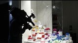 Αθήνα: Κουκουλοφόροι έσπασαν τζαμαρίες καταστημάτων, λόγω Κουφοντίνα