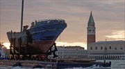 Μπιενάλε Βενετίας: «Πλωτός τάφος» μεταναστών, συναισθηματικά και πολιτικά φορτισμένο έκθεμα