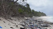 Ο παράδεισος του Ινδικού Ωκεανού που κατακλύστηκε από 1 εκατομμύριο πλαστικές σαγιονάρες