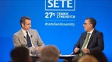 Συζήτηση Κυριάκου Μητσοτάκη με τον  Γιώργο Κουβαρά στη Γενική Συνέλευση του ΣΕΤΕ