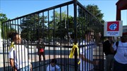 Ελβετία: Έφηβοι κλείστηκαν σε κλουβιά έξω από την έδρα του ΟΗΕ
