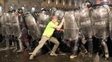 Γεωργία: Bίαια επεισόδια έξω από το κοινοβούλιο