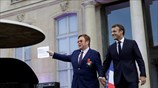 O Mακρόν τίμησε τον Έλτον Τζον