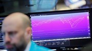 Bloomberg: Οι επενδυτές ομολόγων βρίσκουν «πλούτο» στην Ελλάδα