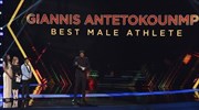 Παρέλαβε το βραβείο του «Αθλητή της Χρονιάς» ο Αντετοκούνμπο