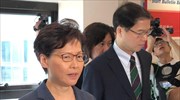 Χονγκ Κονγκ: Η επικεφαλής της κυβέρνησης τάσσεται στο πλευρό της αστυνομίας