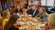 Oι συνθήκες στα νησιά, που σηκώνουν το βάρος του προσφυγικού, στο επίκεντρο σύσκεψης υπό τον Γ. Κουμουτσάκο