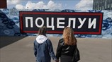 «Φιλιά αντί για αστυνομία» στη Μόσχα