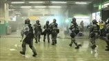 Χονγκ Κονγκ: Επεισόδια και ρίψη δακρυγόνων σε σταθμό τρένου
