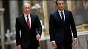 Στην Γαλλία ο Πούτιν για συνάντηση με τον Μακρόν