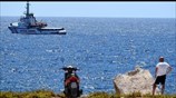 Open Arms: Σε απόγνωση οι μετανάστες πηδούν στη θάλασσα