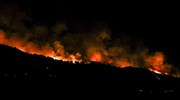 Φωτιά στη Σάμο: Με σκάφη απομακρύνθηκαν 70 άτομα