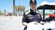 Βαρκελώνη: Η αστυνομία μοιράζει ρούχα σε λουόμενους-θύματα κλοπής