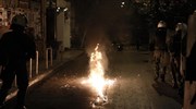 Εξάρχεια: Επίθεση κουκουλοφόρων σε ομάδα ΔΙΑΣ και βόμβες μολότοφ κατά των ΜΑΤ