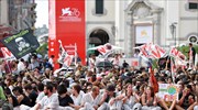 Φεστιβάλ Βενετίας: Οικολόγοι ακτιβιστές έκαναν καθιστική διαμαρτυρία στο κόκκινο χαλί