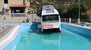 Κεφαλονιά: «Βουτιά» λεωφορείου σε πισίνα ξενοδοχείου