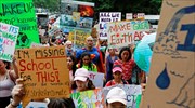 Εκατομμύρια μαθητές σε όλον τον κόσμο κλείνουν τα βιβλία και διαδηλώνουν για την κλιματική αλλαγή