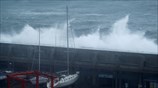 Κύματα χτυπάνε σε τοίχο