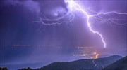 Καιρός: 27.000 κεραυνοί, χαλάζι, αλλά και «καλοκαίρι» στην Κρήτη