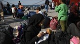 Μεταφορά μεταναστών στο λιμάνι της Ελευσίνας