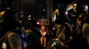 Μεταμφιεσμένη κοπέλα και αστυνομικοί