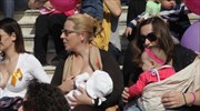 Θεσσαλονίκη: Μητέρες θήλασαν δημοσίως τα μωρά τους στο δημαρχείο